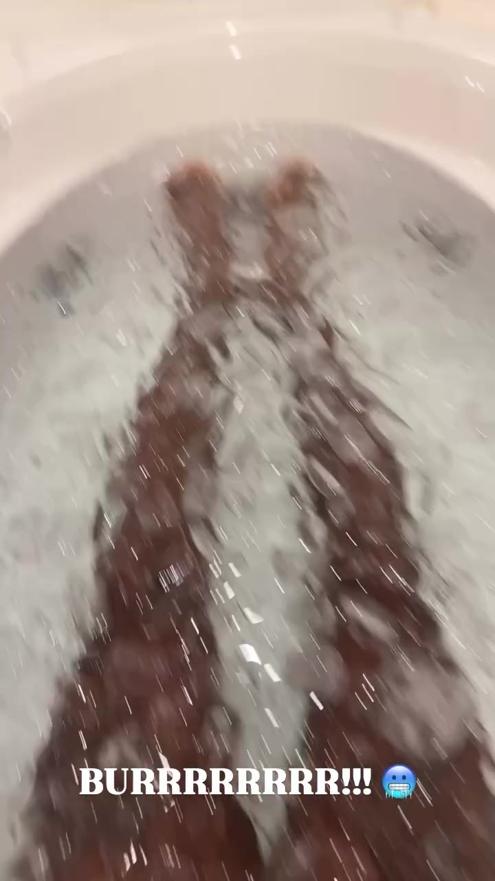 这看着就感觉很冷！🥶詹姆斯晒训练完后冰浴视频